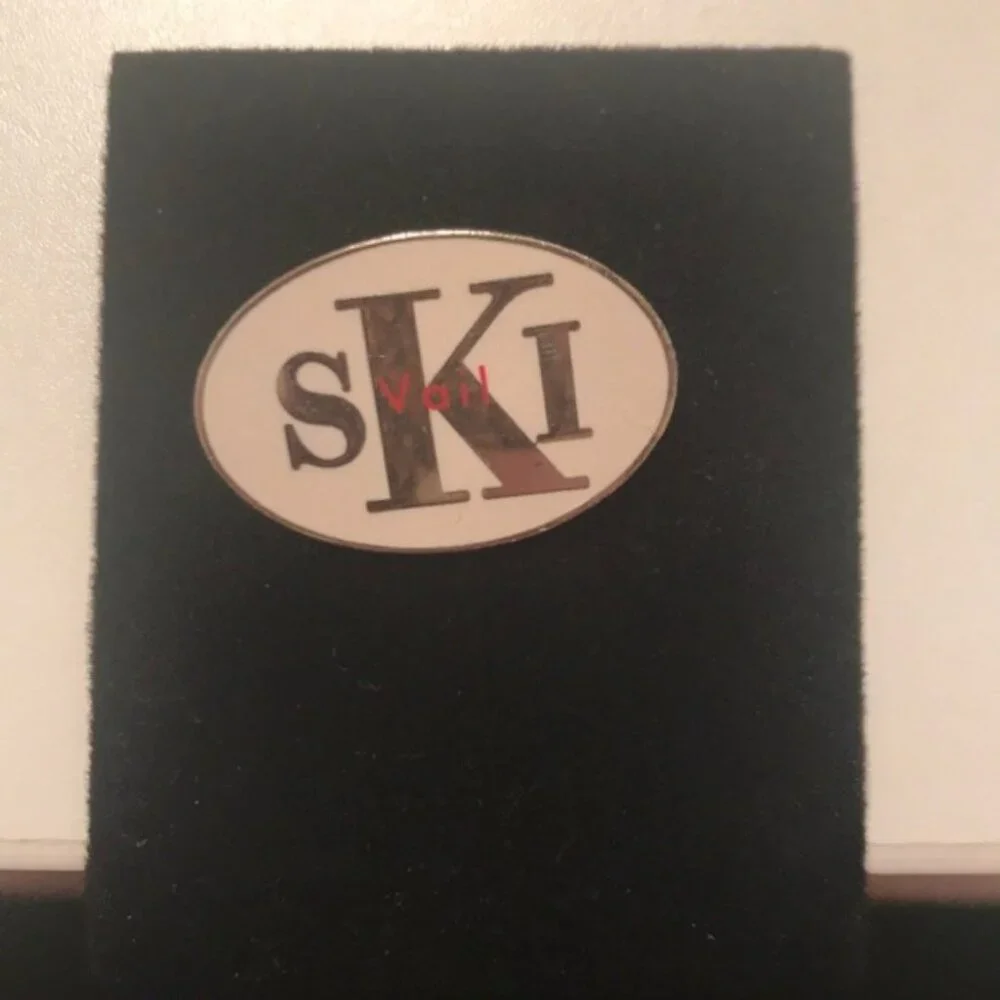 ⛷️✨ Vintage Vail Ski Oval Lapel Pin | Metal Enamel Design ✨⛷️